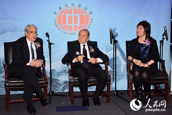 莫里斯・格林伯格先生（中）与中国驻纽约总领事章启月大使（右）和耶鲁大学校长彼得・沙洛维（左）就中美关系进行对话。（图片由主办方提供）