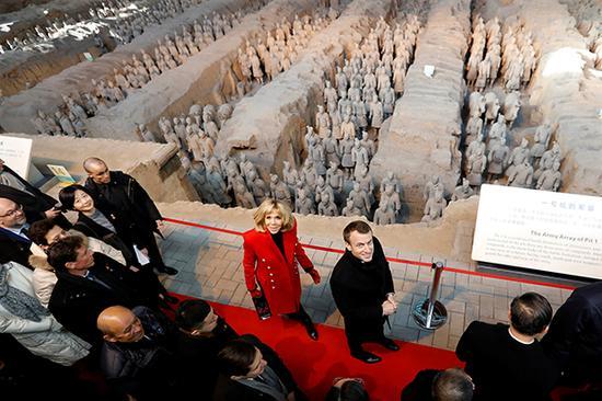 1月8日上午，马克龙总统一行首站到访陕西，在秦始皇帝陵博物院主要参观了兵马俑一号坑、二号坑。