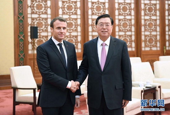 1月9日，全国人大常委会委员长张德江在北京人民大会堂会见法国总统马克龙。 新华社记者 张铎 摄