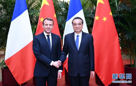 1月9日，国务院总理李克强在北京人民大会堂会见来华进行国事访问的法国总统马克龙。 新华社记者 张铎 摄