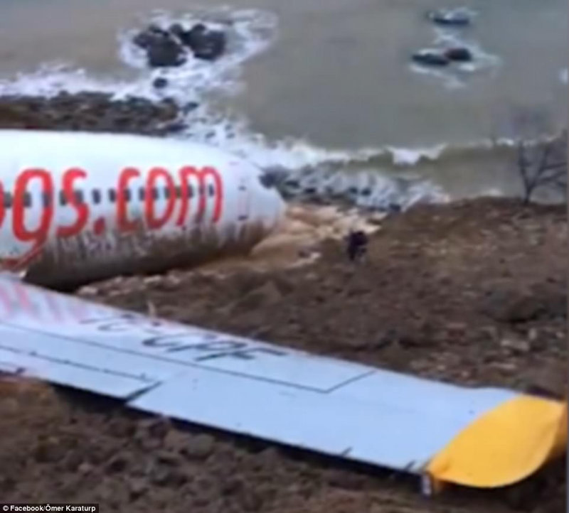 机场跑道结冰 土耳其客机降落时滑出险些坠海