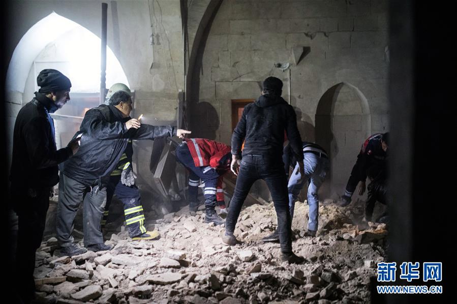 1月24日，在土耳其靠近叙利亚边界的基利斯省省会基利斯市，救援人员在遭火箭弹袭击的清真寺内清理废墟。