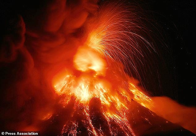 菲律宾火山喷发 8万余人紧急转移