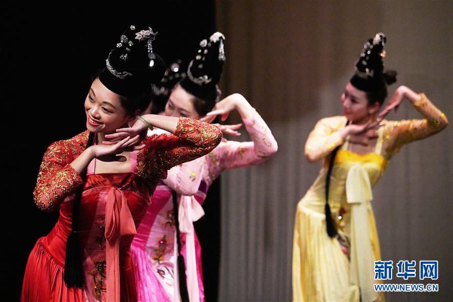 2月5日，在约旦首都安曼，演员在“欢乐春节”演出中表演舞蹈。新华社记者林晓蔚 摄