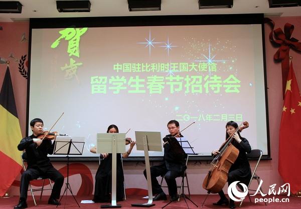 留学生们表演弦乐四重奏《春节序曲》。记者任彦摄