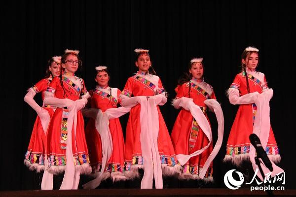 学生表演藏族舞《高原红》。郑琪 摄