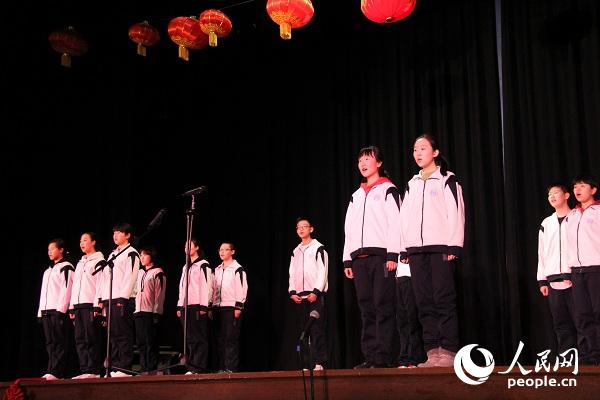 来自北京育才学校的学生表演了合唱《茉莉花》。郑琪 摄