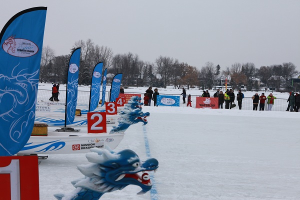 渥太华举行第二届冰上龙舟赛
