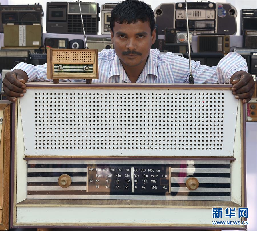 2月12日，在印度布巴内什瓦尔，一名参展商在广播展览会上展示自己手工制作的收音机。