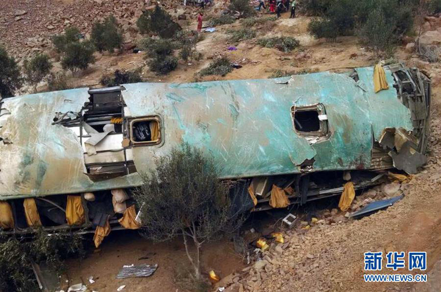 这是2月21日在秘鲁南部阿雷基帕省卡马纳地区拍摄的大客车事故现场。