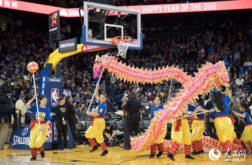 美国NBA赛场:金州勇士队庆祝中国新春