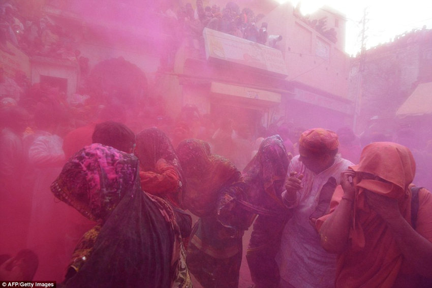 印度版妇女节--棒打男人 喷彩狂欢 给男人点颜