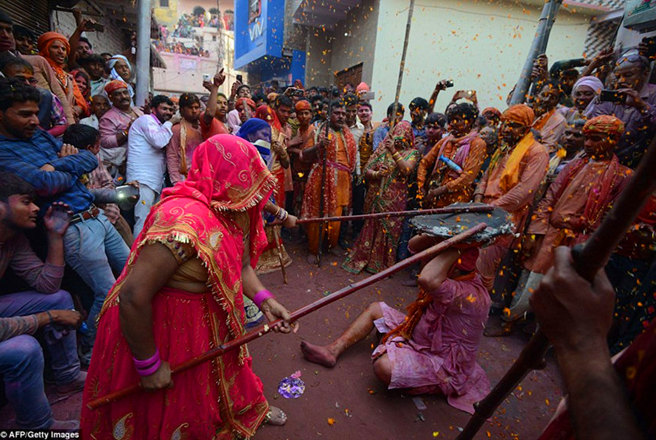 印度版“妇女节”――棒打男人 喷彩狂欢 给男人点颜色瞧瞧 