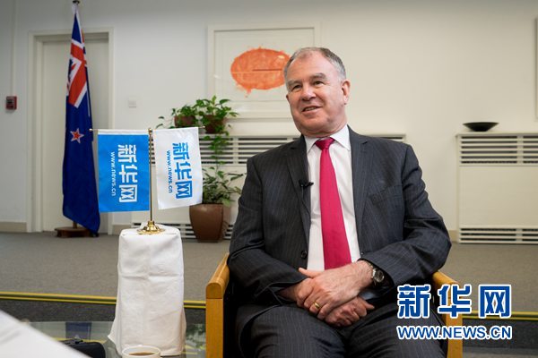 在中国两会召开之际，新西兰驻华大使麦康年接受新华网专访。新华网 发