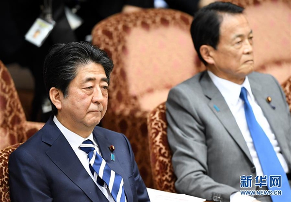 3月19日，在日本东京，日本首相安倍晋三（左）和副首相兼财务大臣麻生太郎接受议员质询。新华社记者 马平 摄