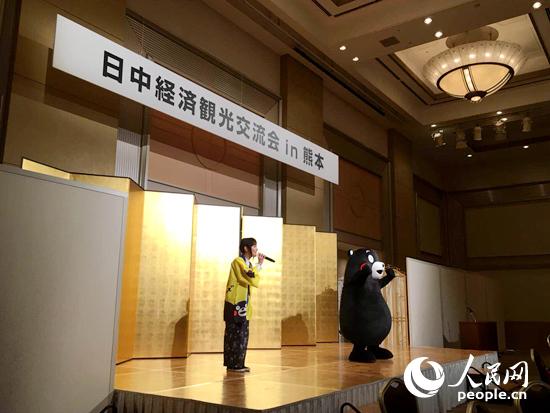 熊本熊在中日经济观光交流会上表演体操。