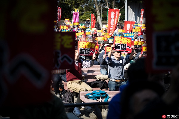 当地时间2018年3月25日，日本东京，众多日本民众聚集街头，抗议安倍政府森友文件篡改问题，要求首相安倍晋三下台，并受法律制裁。 （图片来源：东方IC   版权所有 请勿转载）
