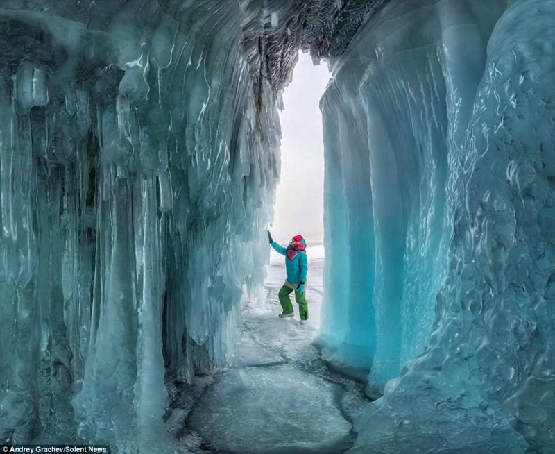 贝加尔湖是世界上最深的湖泊，这里的冰洞每年都会形成，但每年都不一样。