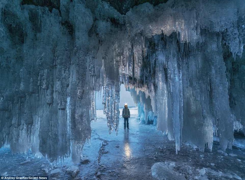 摄影师说，他总是会到冰洞中去寻找美感。有时冰洞有10米深，十分令人印象深刻。
