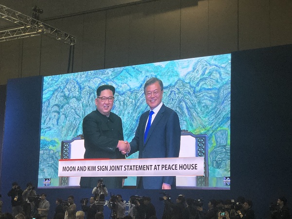 27日，韩国总统文在寅与朝鲜最高领导人金正恩共同签署并发表《关于实现半岛和平、繁荣及统一的板门店宣言》。图为在韩国高阳媒体中心拍摄的电视直播画面。夏雪摄