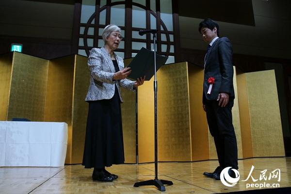 日本科学协会会长大岛美惠子为获得资助人员颁发证书（许永新 摄）