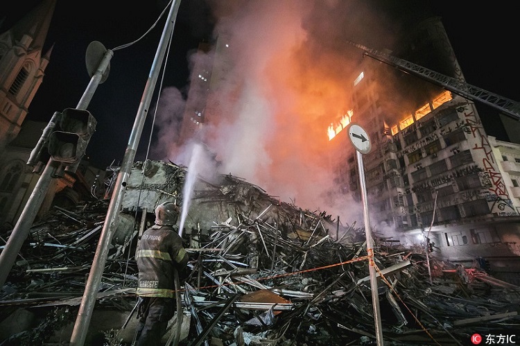 巴西圣保罗发生火灾致一座高楼坍塌，失踪人数或达45人。图片来源：东方IC。版权所有，请勿转载。