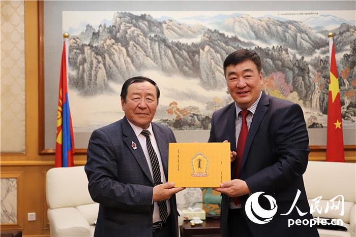 中国驻蒙使馆向蒙古国达尔汗乌拉省赠送蒙语版