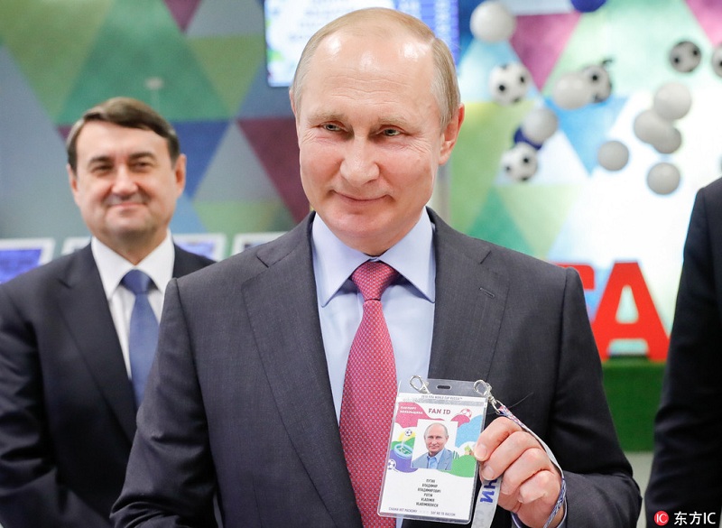 当地时间2018年5月3日，俄罗斯索契，俄总统普京同国际足联主席因凡蒂诺（Gianni Infantino）造访2018年世界杯“球迷身份证”分发中心，普京获取印有自己照片的“球迷身份证”。（图片来源：东方IC 版权所有，请勿转载）