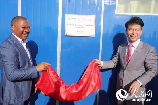 安哥拉本格拉铁路局局长路易斯（左）与中铁二十局安哥拉国际公司党委副书记张峰共同为学校揭牌。 中铁二十局供图