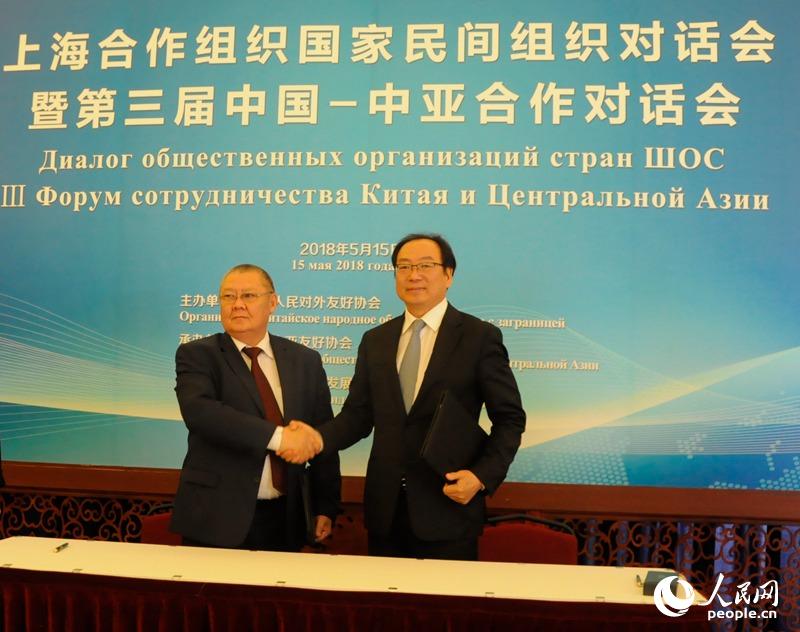 中国中亚友好协会副会长宋敬武与吉尔吉斯斯坦人民大会主席马梅托夫签署合作协议。
