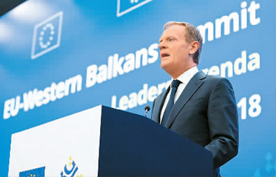 5月16日，在保加利亚首都索非亚，前来出席欧盟－西巴尔干国家领导人会议的欧洲理事会主席图斯克呼吁欧盟组成联合阵线，反对美国退出伊朗核问题全面协议。新华社/美联社