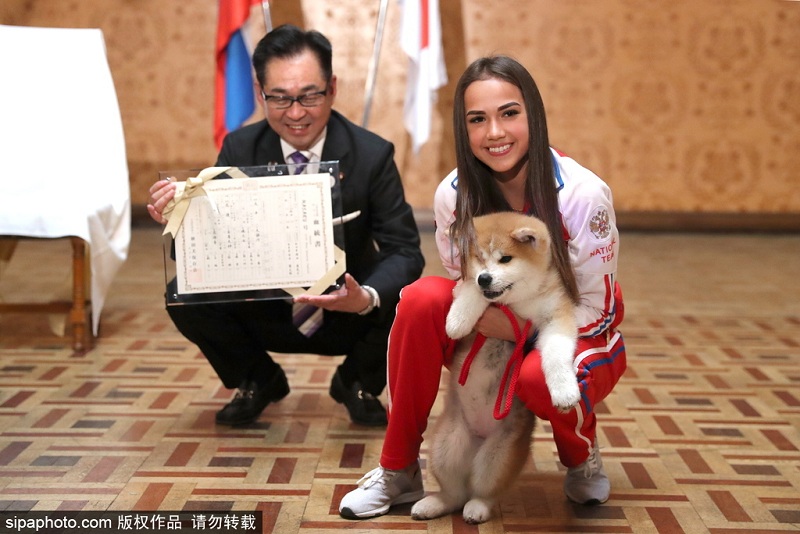 日本首相安倍晋三访问俄罗斯 赠送冬奥花滑冠