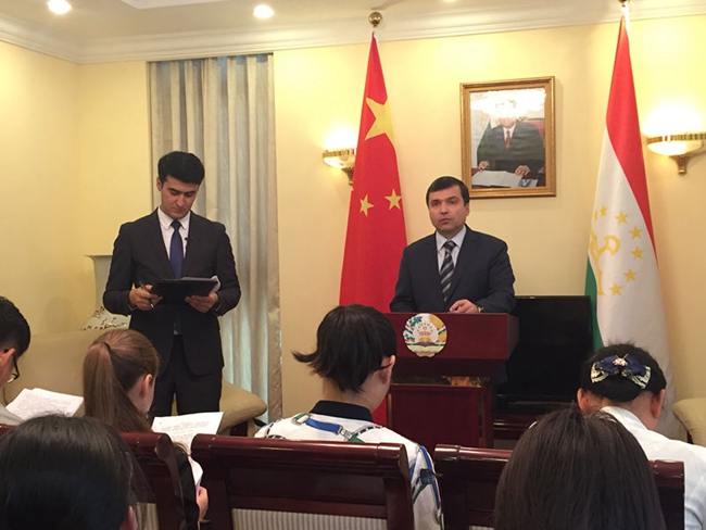 塔吉克斯坦驻华大使达夫特拉佐达先生发言（杨倩 摄）