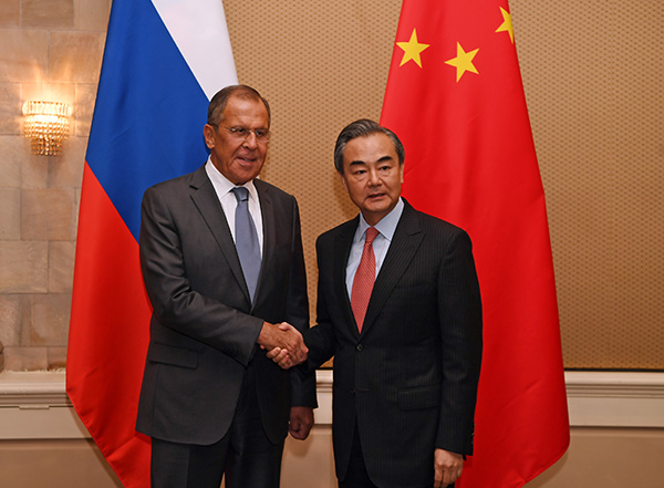 6月3日，国务委员兼外交部长王毅会见俄罗斯外长拉夫罗夫。 新华社记者 陈诚摄