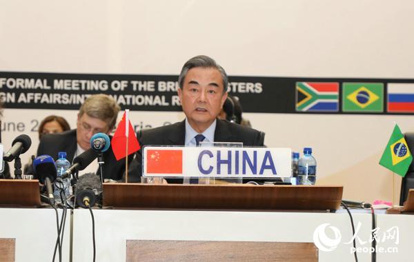王毅在南非出席金砖国家外长正式会晤期间，回答了记者有关中非合作论坛北京峰会的提问。  李志伟摄