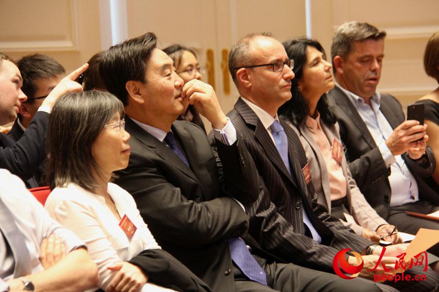 中国驻法大使翟隽（左二）与学生导师等嘉宾出席颁奖仪式。龚鸣摄