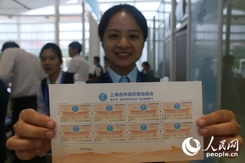 上海合作组织青岛峰会纪念邮票发行。 暨佩娟 摄