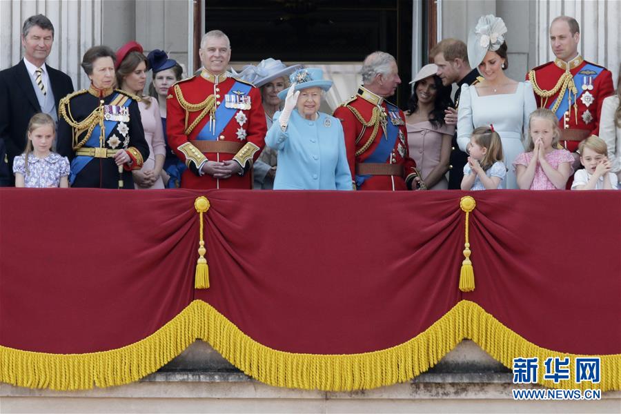 6月9日，在英国伦敦，英女王伊丽莎白二世（中）在白金汉宫阳台上向民众挥手致意。