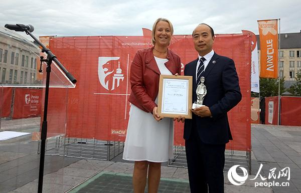 杨丐镜获颁“列日省大使”证书。记者 任彦 摄