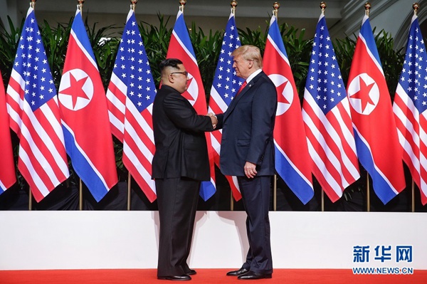 6月12日，朝鲜最高领导人金正恩（左）与美国总统特朗普在新加坡举行会晤。 新华社发（新加坡海峡时报供图）