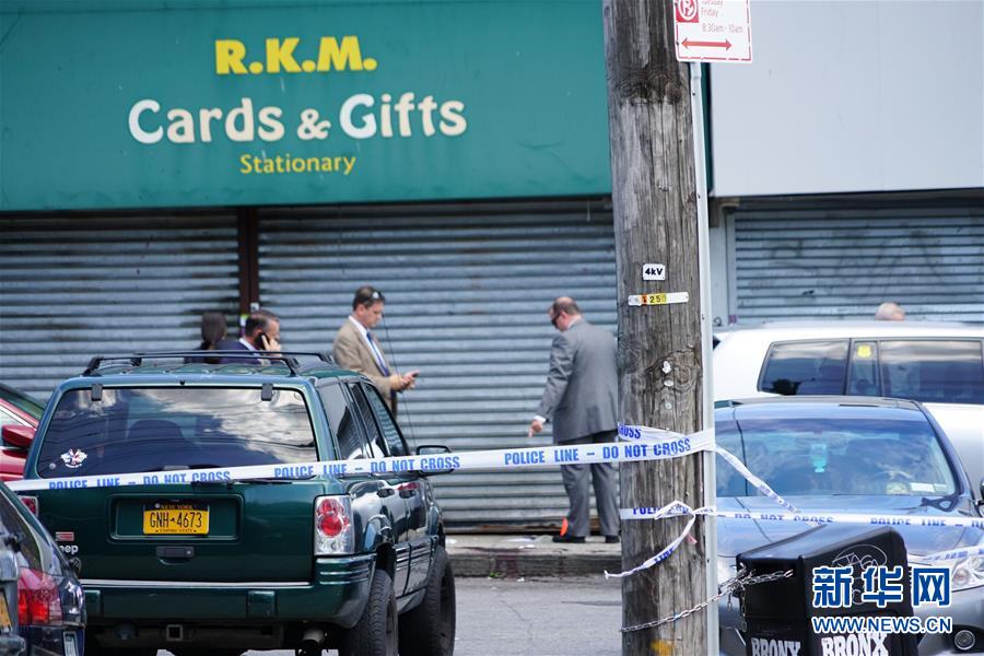 6月21日，在美国纽约市布朗克斯区，调查人员在枪击现场工作。