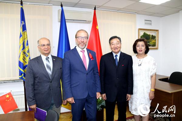 中国贸促会会长姜增伟（右二）和乌克兰工商会主席奇日科夫（左二）在乌克兰工商会设立的乌克兰“一带一路”贸易投资促进中心合影。