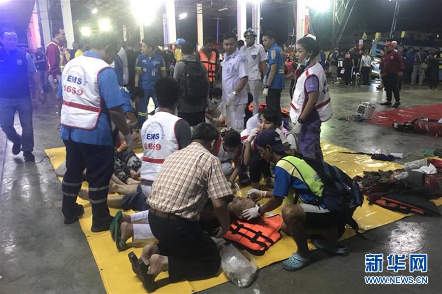 7月5日，在泰国普吉府普吉岛，急救人员救治获救游客。