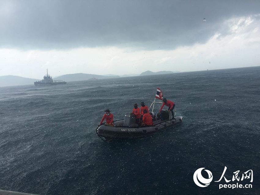 在恶劣天气下，中国广州打捞局的救援人员与泰国海军潜水员坚持海上搜救。孙广勇摄