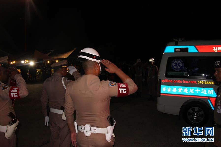 7月15日，在泰国普吉，泰国军方人员向运送遇难者遗体的救护车敬礼。