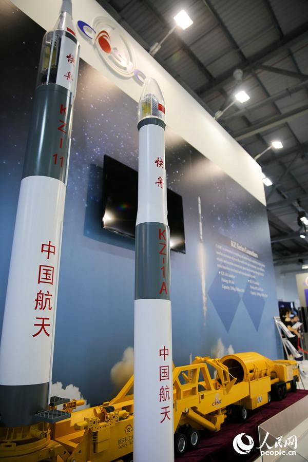 中国航天科工集团有限公司研制生产的快舟系列运载火箭模型。强薇摄