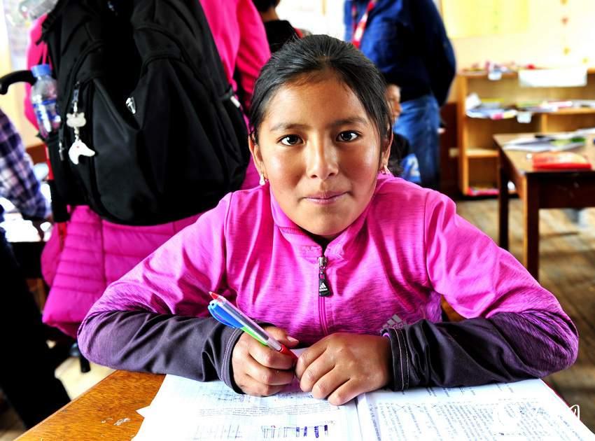 高原小镇Sicuani小学女生收到游客赠送的一支笔   于世文  摄 