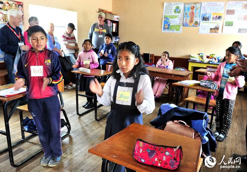 游客探访高原乡镇Sicuani小学 于世文  摄 