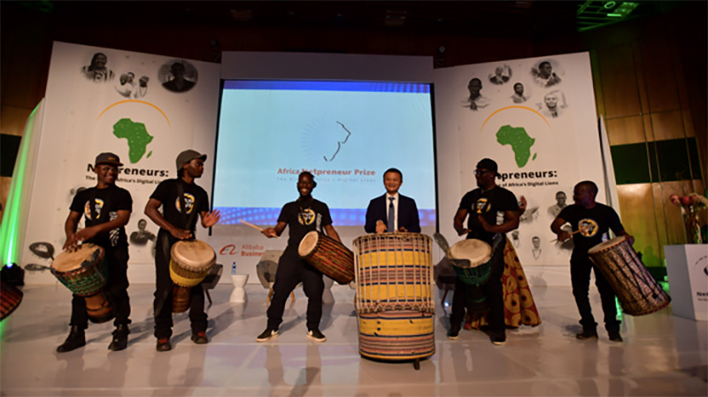 马云到访南非，和乐队一起敲起非洲鼓，宣布成立非洲青年创业者基金。
