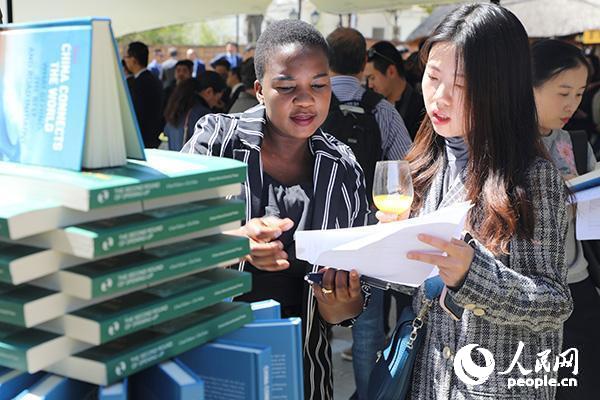“一带一路心心相通”中国书架赠书计划在南非约翰内斯堡启动。